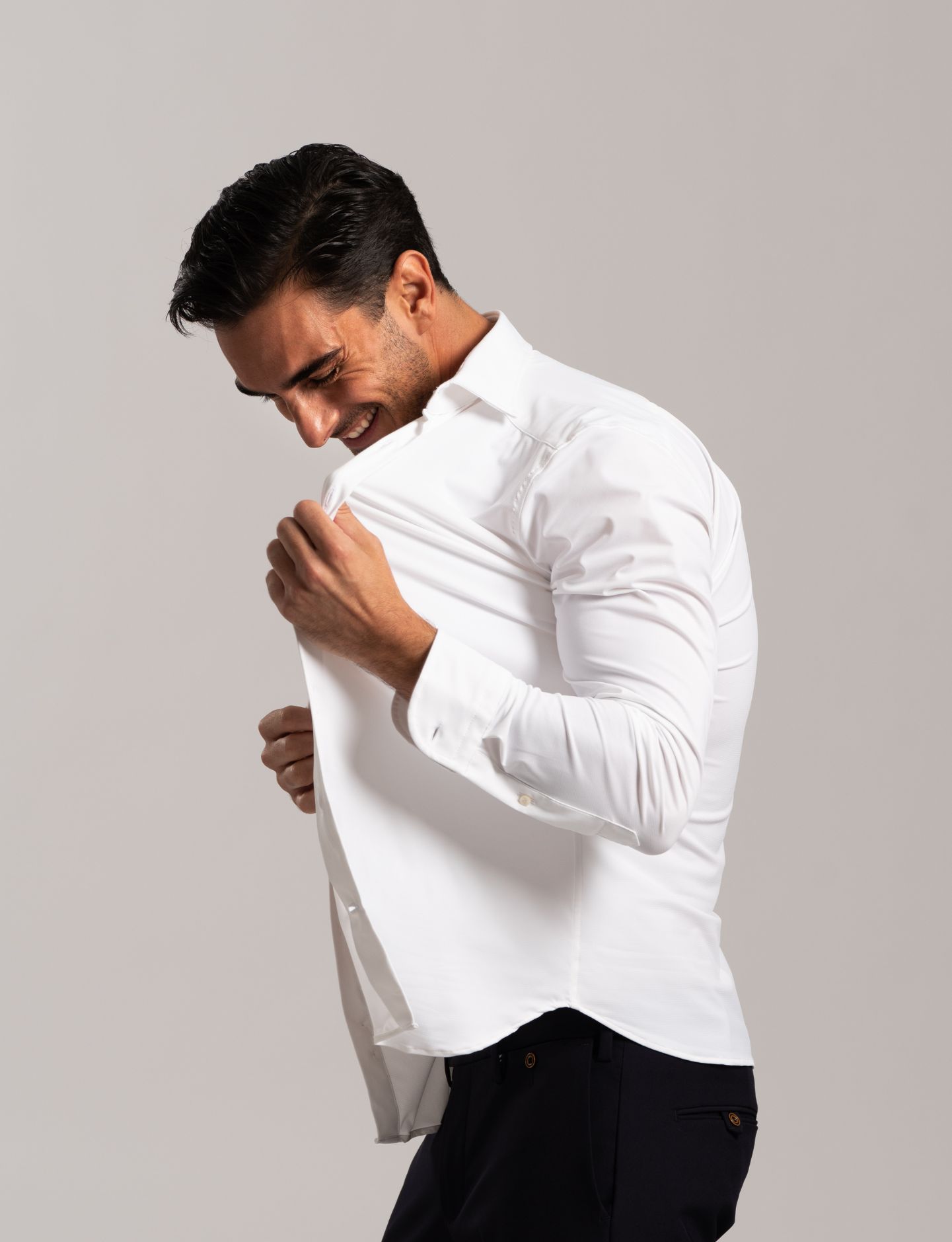 Uomo con camicia bianca stretch